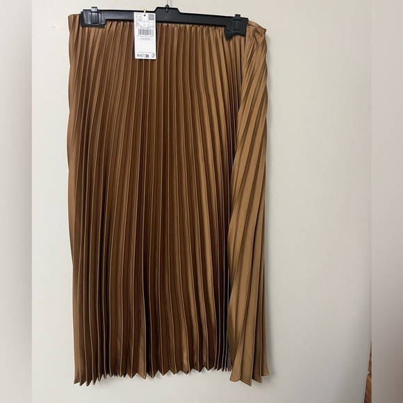 Mango NEW pleated satin minimalist midi skirt with elastic waistband - Picture 2 of 7